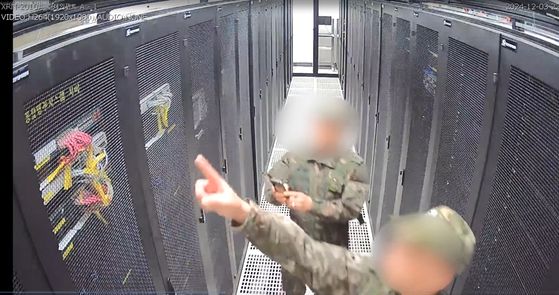 국회 행정안전위원회는 지난 3일 계엄령 선포 당시 선거관리위원회에 투입된 계엄군이 선관위 시스템 서버를 촬영하는 장면이 담긴 CCTV를 6일 공개했다. 〈사진=행정안전위원회/연합뉴스〉