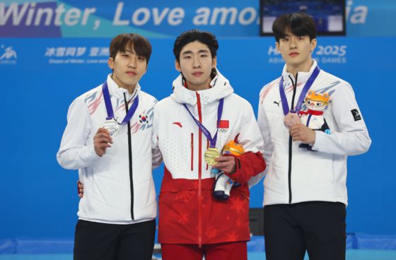 8일 중국 하얼빈 헤이룽장 빙상훈련센터 다목적홀에서 열린 하얼빈 동계아시안게임 쇼트트랙 남자 500m 시상식에서 금메달을 따낸 중국 린샤오쥔(한국명 임효준, 가운데), 은메달을 획득한 박지원(왼쪽). 동메달을 차지한 장성우가 함께 기념촬영을 하고 있다. 〈사진=연합뉴스〉