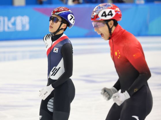 8일 중국 하얼빈 헤이룽장 빙상훈련센터 다목적홀에서 열린 하얼빈 동계아시안게임 쇼트트랙 남자 500m 결승에서 은메달을 획득한 박지원이 아쉬워하고 있다. 오른쪽은 중국 순룽. 이 경기에서는 중국의 린샤오쥔(한국명 임효준)이 금메달을 차지했다. 〈사진=연합뉴스〉