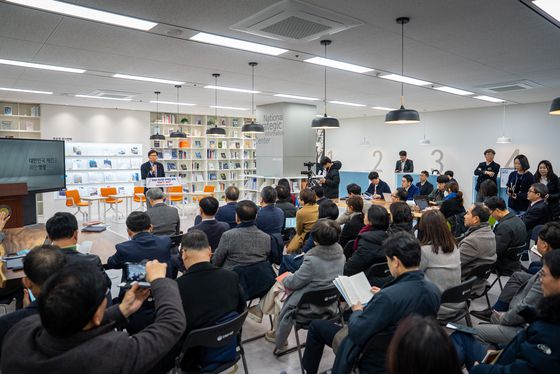 박형준 부산시장이 '미래자유연대' 창립 세미나에서 '대한민국 재건을 위한 명령'이라는 주제로 발제를 하고 있다.