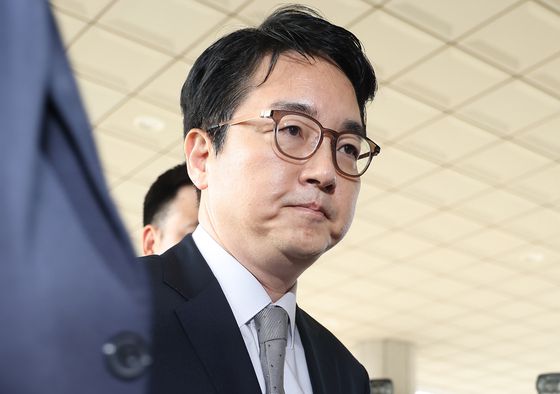 〈YONHAP PHOTO-4425〉 대검 향하는 심우정 검찰총장   (서울=연합뉴스) 김성민 기자 = 심우정 검찰총장이 10일 서울 서초구 대검찰청으로 출근하고 있다. 2025.3.10   ksm7976@yna.co.kr/2025-03-10 09:32:58/ 〈저작권자 ⓒ 1980-2025 ㈜연합뉴스. 무단 전재 재배포 금지, AI 학습 및 활용 금지〉