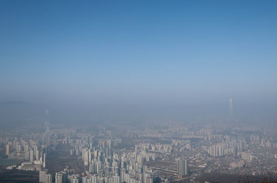 수도권 미세먼지가 농도가 나쁨 수준을 보인 지난 11일 오전 경기 광주시 남한산성 서문 전망대에서 바라본 서울 시내가 뿌옇다. 〈사진=연합뉴스〉