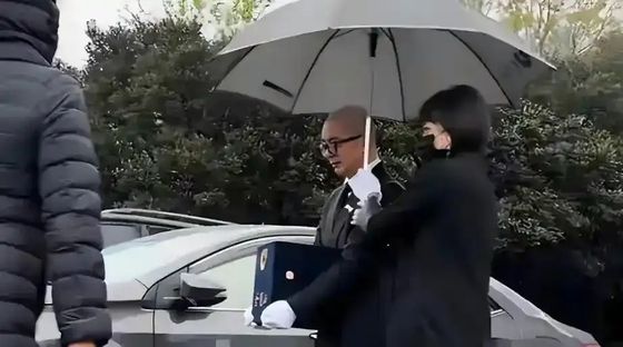 15일 대만 진바오산(금보산) 추모공원에서 고(故) 서희원(徐熙媛·쉬시위안)의 장례식이 진행 된 가운데, 구준엽이 아내의 유골함을 안고 이동하는 모습이 포착됐다. 〈사진=대만 넥스트애플뉴스(Next apple news)〉