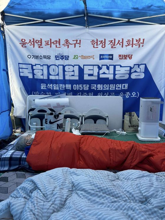 단식 중 병원으로 이송된 민형배 더불어민주당 의원 〈사진=박수현 의원 페이스북〉