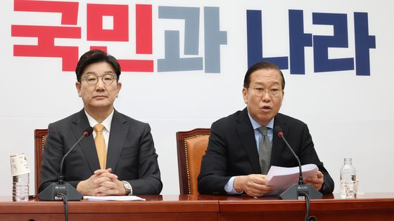 권영세 국민의힘 비상대책위원장(오른쪽)이 24일 서울 여의도 국회에서 한덕수 국무총리 탄핵 기각과 관련해 입장을 밝히고 있다. 왼쪽은 권성동 원내대표. 〈사진=연합뉴스〉