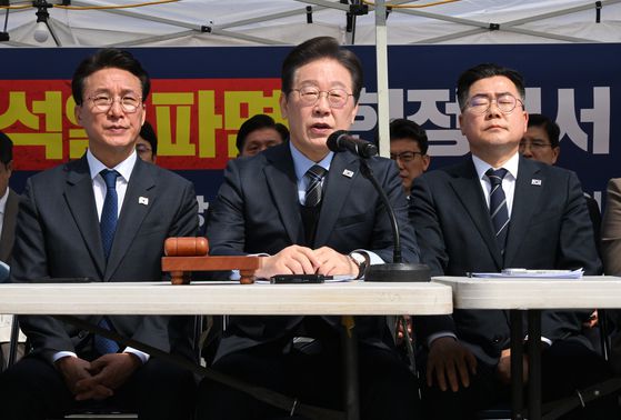 이재명 더불어민주당 대표(가운데)가 24일 서울 종로구 경복궁역 부근 광화문 더불어민주당 천막당사에서 열린 최고위원회의에서 발언하고 있다. 〈사진=공동취재/연합뉴스〉