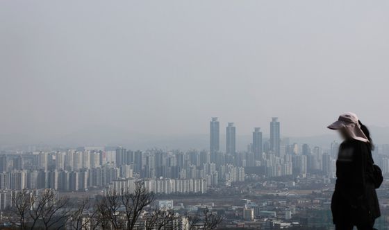 미세먼지 농도가 '나쁨' 수준을 보인 어제(24일) 경기도 오산시 보적사에서 바라본 화성 시내가 뿌옇다. 〈사진=연합뉴스〉