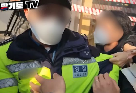 현장 경찰에게 관등성명 요구하는 유튜버와 탄핵 반대 집회 참가자들 〈출처 : 유튜브 채널 망기토TV〉