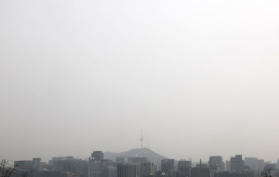 서울 초미세먼지가 매우 나쁨을 보이는 등 대기 질이 '최악'인 어제(25일) 서울 시내가 뿌옇다. 〈사진=연합뉴스〉