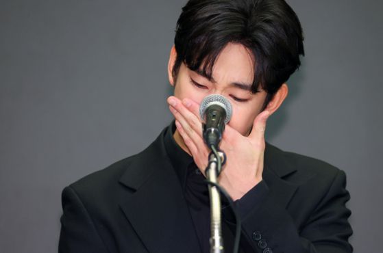 배우 김수현이 31일 오후 서울 마포구 스탠포드 호텔에서 미성년자였던 배우 고 김새론과 교제했다는 의혹과 관련해 입장발표 기자회견에서 눈물을 닦고 있다. 〈사진=연합뉴스〉