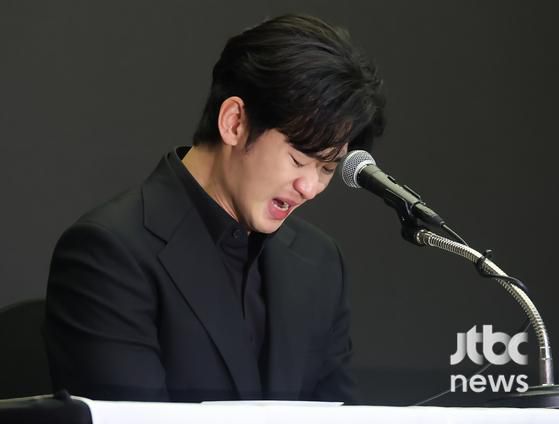 배우 김수현과 법무법인 엘케이비앤파트너스 김종복 변호사가 31일 오후 서울 스탠포드호텔에서 열린 기자회견에 참석해 입장을 밝히고 있다. 박세완 엔터뉴스팀 기자 park.sewan@jtbc.co.kr