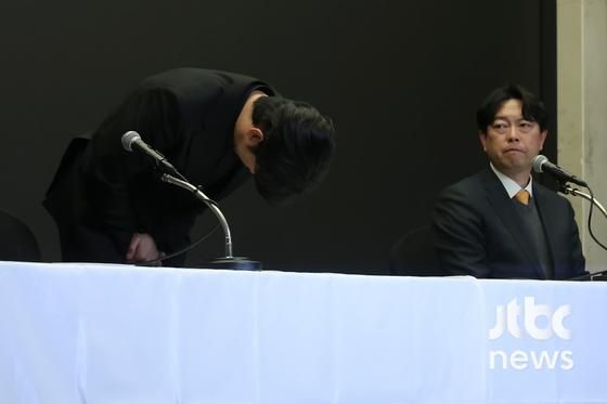 배우 김수현과 법무법인 엘케이비앤파트너스 김종복 변호사가 31일 오후 서울 스탠포드호텔에서 열린 기자회견에 참석해 입장을 밝히고 있다. 박세완 엔터뉴스팀 기자 park.sewan@jtbc.co.kr