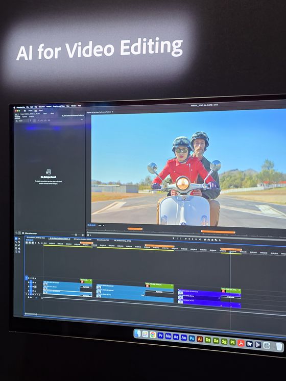 영상 속 남자 배우의 고글이 바람에 날아갔지만, AI로 고글이 그대로 있는 것처럼 만들어낸 모습.
