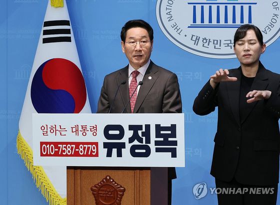 국민의힘 대선 경선 후보인 유정복 인천시장이 14일 서울 여의도 국회 소통관에서 저출생 종합대책 등 대선공약을 발표하고 있다. 〈사진=연합뉴스〉