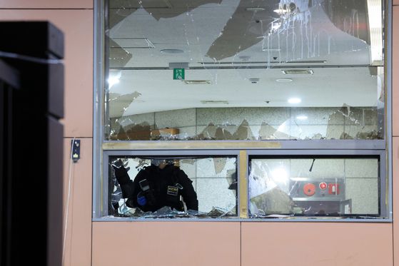 지난 1월19일 서울 마포구 서울서부지법 폭동 사태가 발생해 법원 창과 외벽 등이 파손됐다. 〈출처 :연합뉴스〉