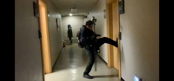 서울서부지법 폭동 당시 윤 대통령 지지자들이 7층 판사 개인 사무실을 돌아다니며 윤석열 전 대통령에게 구속영장을 발부한 담당 판사를 찾아내려는 모습. 〈출처 : 중앙DB〉