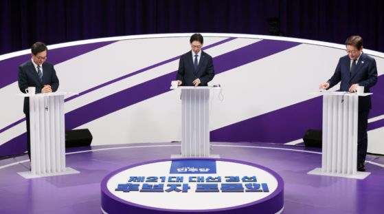 더불어민주당 대선 경선 주자인 이재명(오른쪽부터)·김경수·김동연 후보가 18일 서울 마포구 상암동 MBC에서 첫 TV토론회를 시작하고 있다. 〈사진=국회사진기자단, 연합뉴스〉