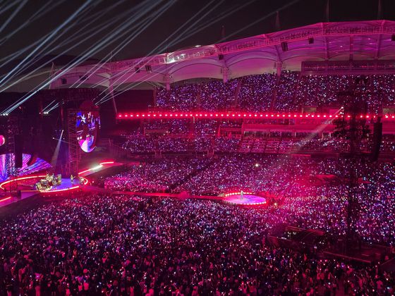 콜드플레이의 2회차 공연 모습. 콜드플레이는 다음 주까지 이어지는 내한 공연을 통해 약 30만 명의 관객을 만날 예정이다.