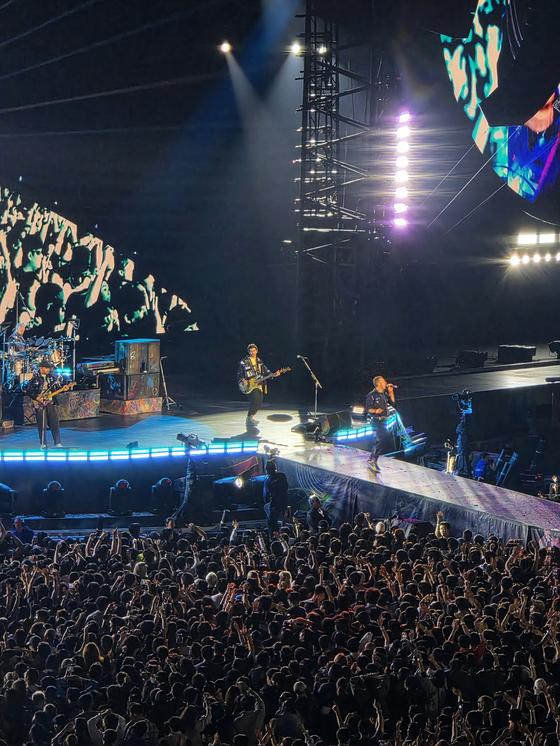 콜드플레이의 크리스 마틴이 어제(18일) 경기도 고양종합운동장에서 열린 2회차 공연에서 노래를 부르고 있다.