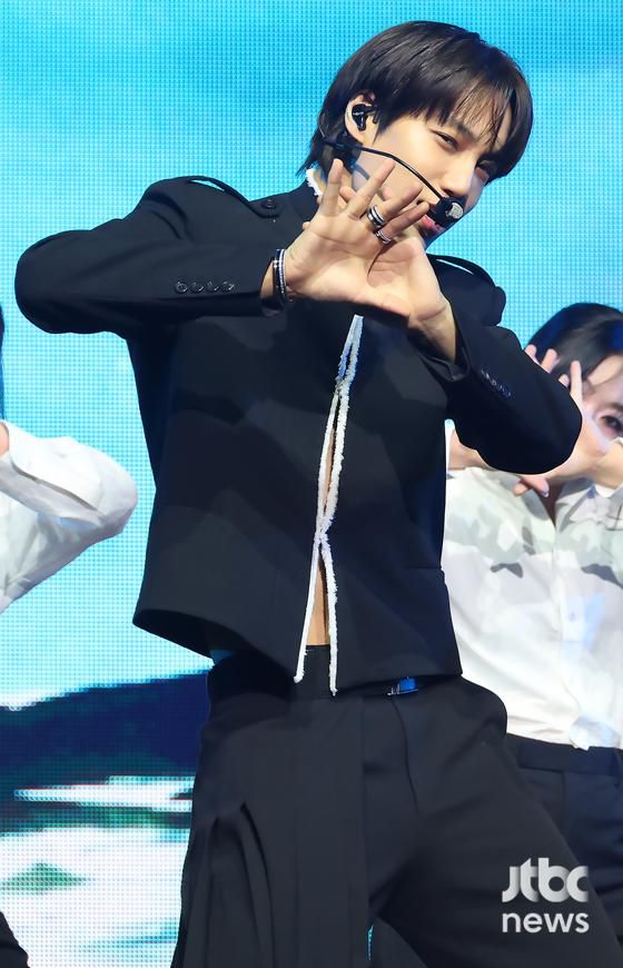 그룹 엑소 카이가 21일 오후 서울 예스24 라이브홀에서 열린 네 번째 미니앨범 '웨이트 온 미(Wait On Me)' 쇼케이스 무대에 올라 공연을 펼치고 있다. 박세완 엔터뉴스팀 기자 park.sewan@jtbc.co.kr