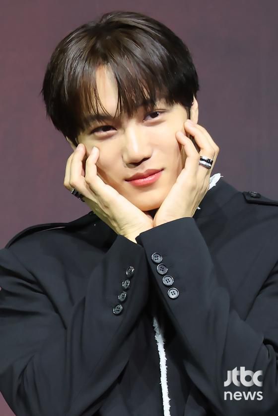 그룹 엑소 카이가 21일 오후 서울 예스24 라이브홀에서 열린 네 번째 미니앨범 '웨이트 온 미(Wait On Me)' 쇼케이스 무대에 올라 포토타임을 갖고 있다. 박세완 엔터뉴스팀 기자 park.sewan@jtbc.co.kr