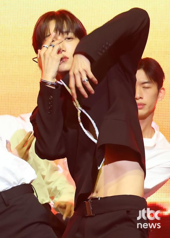 그룹 엑소 카이가 21일 오후 서울 예스24 라이브홀에서 열린 네 번째 미니앨범 '웨이트 온 미(Wait On Me)' 쇼케이스 무대에 올라 공연을 펼치고 있다. 박세완 엔터뉴스팀 기자 park.sewan@jtbc.co.kr