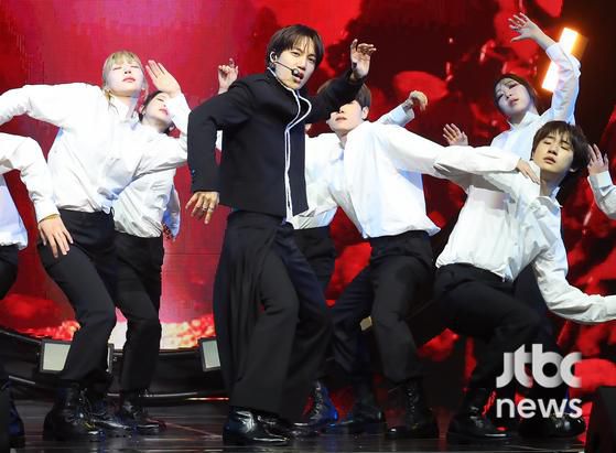 그룹 엑소 카이가 21일 오후 서울 예스24 라이브홀에서 열린 네 번째 미니앨범 '웨이트 온 미(Wait On Me)' 쇼케이스 무대에 올라 공연을 펼치고 있다. 박세완 엔터뉴스팀 기자 park.sewan@jtbc.co.kr