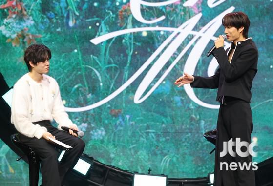 그룹 엑소 카이가 21일 오후 서울 예스24 라이브홀에서 열린 네 번째 미니앨범 '웨이트 온 미(Wait On Me)' 쇼케이스 무대에 올라 포토타임을 갖고 있다. 박세완 엔터뉴스팀 기자 park.sewan@jtbc.co.kr