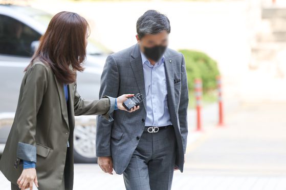 28일 서울 서초구 서울중앙지방법원에서 기업은행 현직 직원 조모 씨가 구속 전 피의자 심문(영장실질심사)을 위해 출석하고 있다. 〈사진=연합뉴스〉