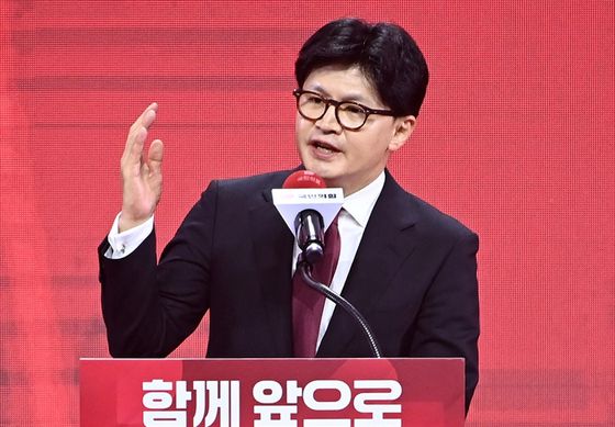 3일 경기 고양시 킨텍스에서 열린 국민의힘 전당대회에서 국민의힘 대선 후보로 김문수 후보가 선출된 가운데 한동훈 후보가 승복 연설을 하고 있다. 〈사진=공동취재〉