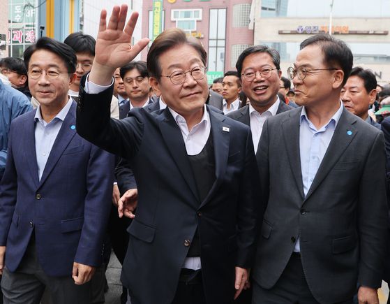 더불어민주당 이재명 대선 후보가 5일 경기도 양평군 양평물맑은시장에서 열린 '골목골목 경청투어'에서 시민들에게 인사하고 있다. 〈사진=연합뉴스〉