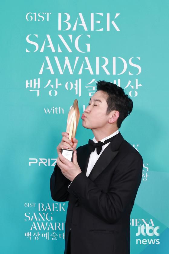 5일 오후 서울 강남구 코엑스 D홀에서 열린 '제61회 백상예술대상 with 구찌'의 부문별 수상자들이 백스테이지에서 트로피 세리머니를 하고 있다. 박세완 엔터뉴스팀 기자 park.sewan@jtbc.co.kr