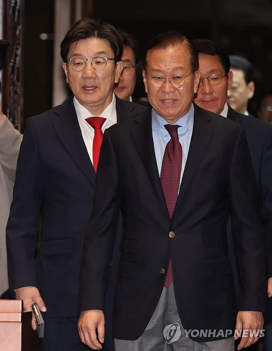 국민의힘 권영세 비상대책위원장과 권성동 원내대표가 5일 서울 여의도 국회에서 열린 의원총회에 참석하고 있다. 〈사진=연합뉴스〉