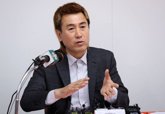 김병지 강원FC 대표이사가 지난달 17일 오후 춘천송암스포츠타운 주 경기장 1층 다목적실에서 기자회견을 하고 아시아축구연맹 챔피언스리그(ACL) 홈경기 개최와 관련해 춘천시의 명확한 의사 표명을 촉구하고 있다.〈사진=연합뉴스〉