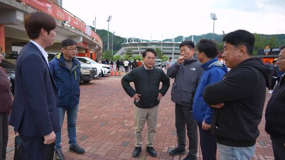 지난 3일 강원FC 춘천 홈경기가 열린 송암스포츠타운 주경기장에서 육동한 춘천시장(가운데)이 비표를 반납하고 경기장에 들어가지 못하고 있는 모습〈사진=춘천시청 제공〉