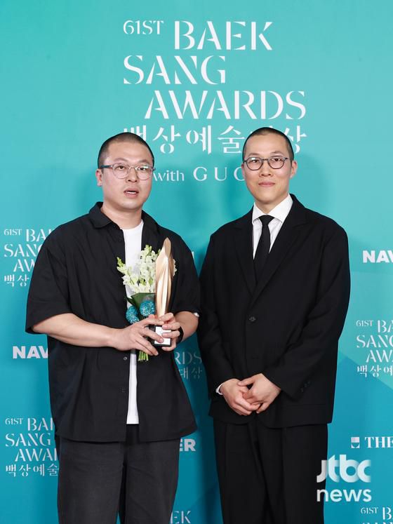 5일 오후 서울 강남구 코엑스 D홀에서 열린 '제61회 백상예술대상 with 구찌'의 부문별 수상자들이 백스테이지에서 트로피 세리머니를 하고 있다. 박세완 엔터뉴스팀 기자 park.sewan@jtbc.co.kr