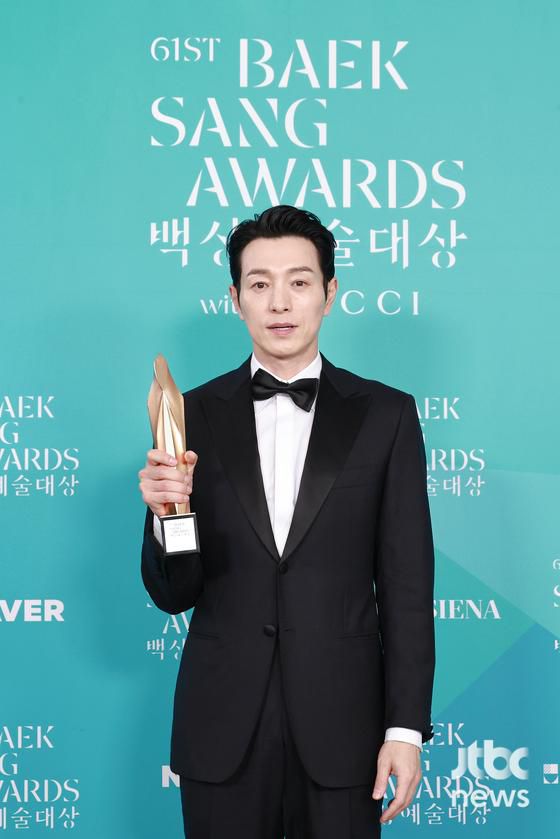 5일 오후 서울 강남구 코엑스 D홀에서 열린 '제61회 백상예술대상 with 구찌'의 부문별 수상자들이 백스테이지에서 트로피 세리머니를 하고 있다. 박세완 엔터뉴스팀 기자 park.sewan@jtbc.co.kr