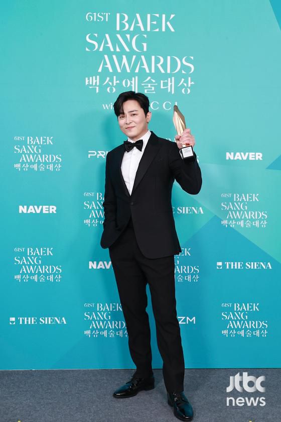 5일 오후 서울 강남구 코엑스 D홀에서 열린 '제61회 백상예술대상 with 구찌'의 부문별 수상자들이 백스테이지에서 트로피 세리머니를 하고 있다. 박세완 엔터뉴스팀 기자 park.sewan@jtbc.co.kr