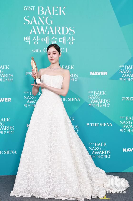 5일 오후 서울 강남구 코엑스 D홀에서 열린 '제61회 백상예술대상 with 구찌'의 부문별 수상자들이 백스테이지에서 트로피 세리머니를 하고 있다. 박세완 엔터뉴스팀 기자 park.sewan@jtbc.co.kr