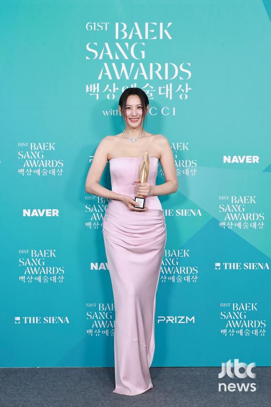 5일 오후 서울 강남구 코엑스 D홀에서 열린 '제61회 백상예술대상 with 구찌'의 부문별 수상자들이 백스테이지에서 트로피 세리머니를 하고 있다. 박세완 엔터뉴스팀 기자 park.sewan@jtbc.co.kr