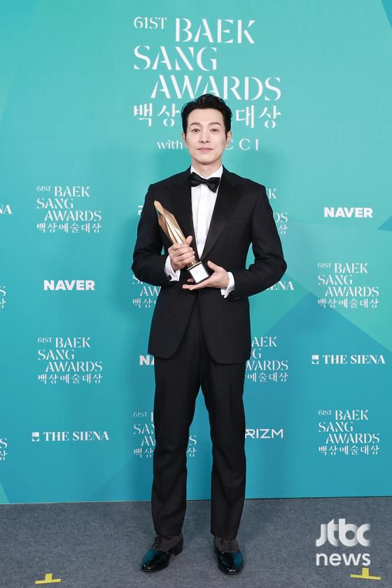 5일 오후 서울 강남구 코엑스 D홀에서 열린 '제61회 백상예술대상 with 구찌'의 부문별 수상자들이 백스테이지에서 트로피 세리머니를 하고 있다. 박세완 엔터뉴스팀 기자 park.sewan@jtbc.co.kr