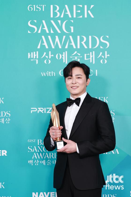 5일 오후 서울 강남구 코엑스 D홀에서 열린 '제61회 백상예술대상 with 구찌'의 부문별 수상자들이 백스테이지에서 트로피 세리머니를 하고 있다. 박세완 엔터뉴스팀 기자 park.sewan@jtbc.co.kr