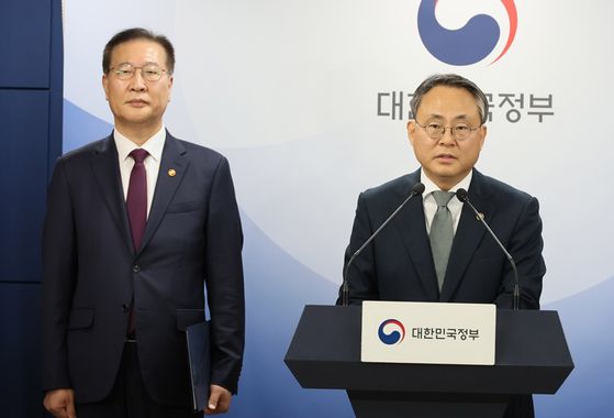 고기동 행정안전부 장관 직무대행과 박성재 법무부 장관이 12일 서울 종로구 정부서울청사에서 제21대 대통령선거 관련 대국민 담화문을 발표하고 있다. 〈사진=연합뉴스〉