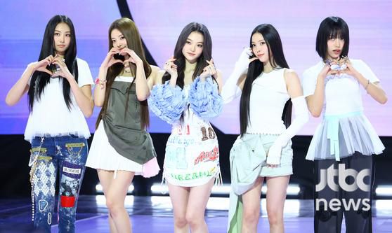 그룹 미야오(MEOVV)가 12일 오후 서울 SBS 프리즘타워에서 열린 첫 EP 'MY EYES OPEN VVIDE' 쇼케이스에서 포토타임을 갖고 있다. 박세완 엔터뉴스팀 기자 park.sewan@jtbc.co.kr