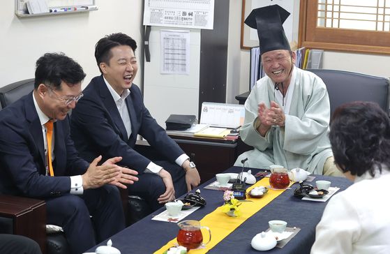 이준석 개혁신당 대선 후보가 오늘(14일) 부산 동래구 부산시유림회관을 방문해 성균관유도회 양연모 전교 등과 간담회를 하고 있다. 〈사진=연합뉴스〉