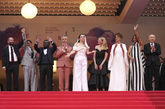 홍상수 감독이 13일(현지시간) 개막한 제78회 칸국제영화젝 경쟁부문 심사위원으로 개막식 레드카펫 등 첫 일정을 소화했다. 〈사진=연합뉴스·AP〉