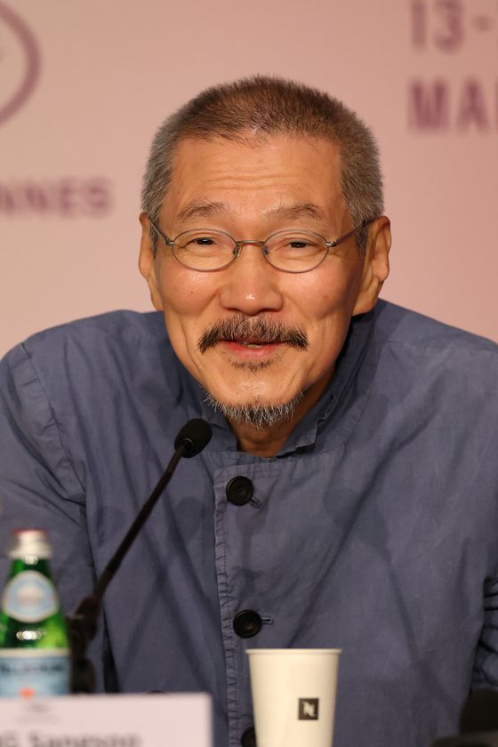 홍상수 감독이 13일(현지시간) 개막한 제78회 칸국제영화젝 경쟁부문 심사위원으로 개막식 레드카펫 등 첫 일정을 소화했다. 〈사진=연합뉴스·EPA〉