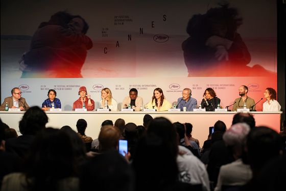 홍상수 감독이 13일(현지시간) 개막한 제78회 칸국제영화젝 경쟁부문 심사위원으로 개막식 레드카펫 등 첫 일정을 소화했다. 〈사진=연합뉴스·Getty Images〉