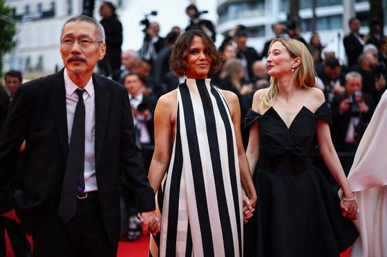 홍상수 감독이 13일(현지시간) 개막한 제78회 칸국제영화젝 경쟁부문 심사위원으로 개막식 레드카펫 등 첫 일정을 소화했다. 〈사진=연합뉴스·REUTERS〉