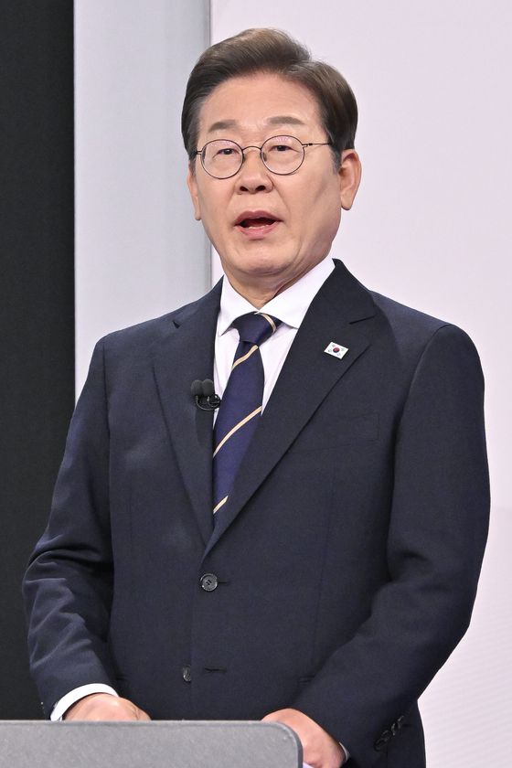 더불어민주당 이재명 대선후보가 18일 서울 마포구 상암동 SBS 프리즘센터 스튜디오에서 열린 제21대 대선 1차 후보자 토론회를 준비하고 있다. 〈사진=연합뉴스〉